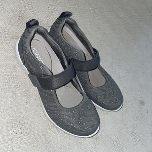 Vionic Women’s Athleisure Mary Jane’s Size 7 M Gray Fabric Active Comfort Casual